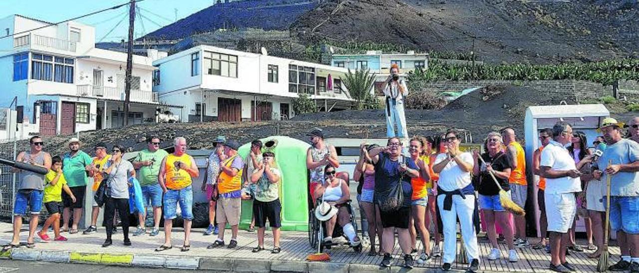 Vecinos y vecinas de Puerto Naos y La Bombilla durante la concentración, ayer, a la entrada de Puerto Naos