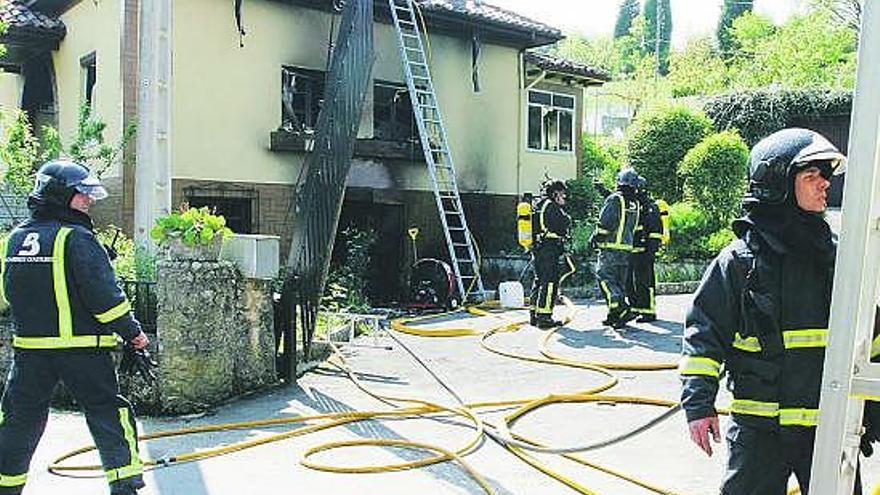 Un incendio calcina una casa y un vehículo en San Miguel