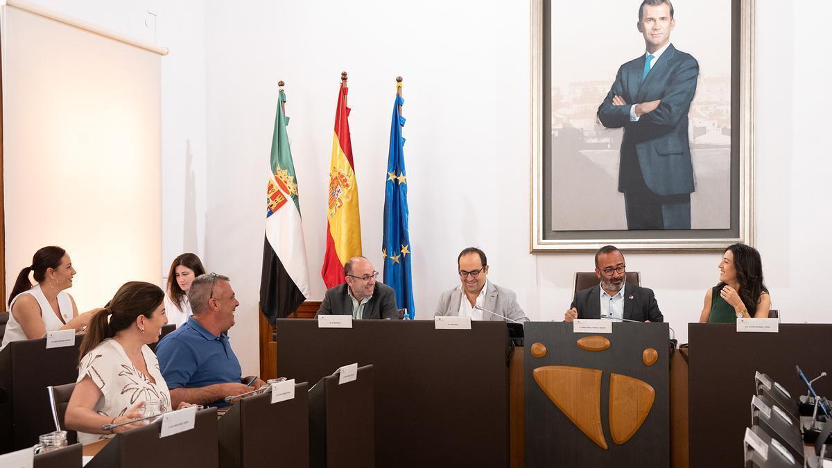 Galería | La Diputación de Cáceres aprueba en un pleno extraordinario su nuevo Plan de inversiones