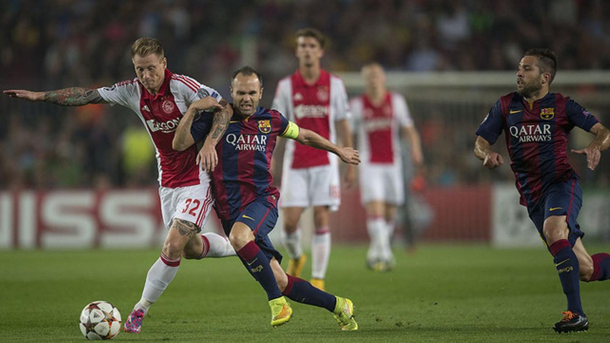 Iniesta pelea por el balón con Zimling en presencia de Alba