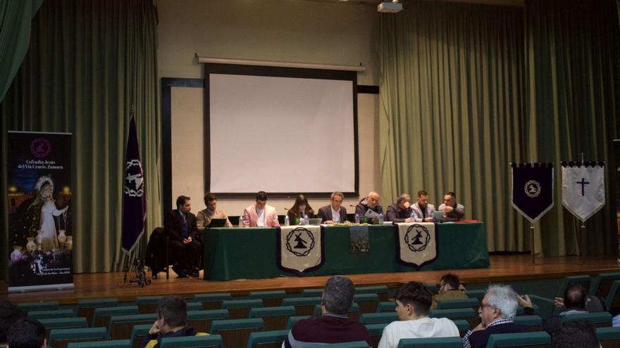 Asamblea del Vía Crucis en el paraninfo del Colegio Universitario. | Alba Prieto