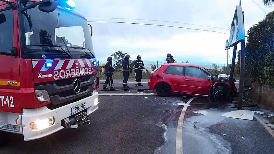 Colisión frontal de un turismo contra un muro en una urbanización de León