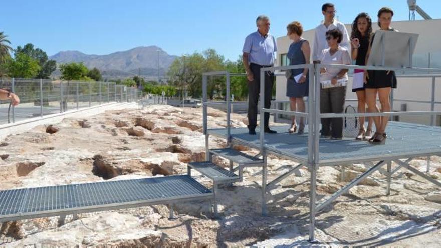 La necrópolis almohade de Novelda ya está vallada y puede ser visitada sin dañar sus 1.500 enterramientos.