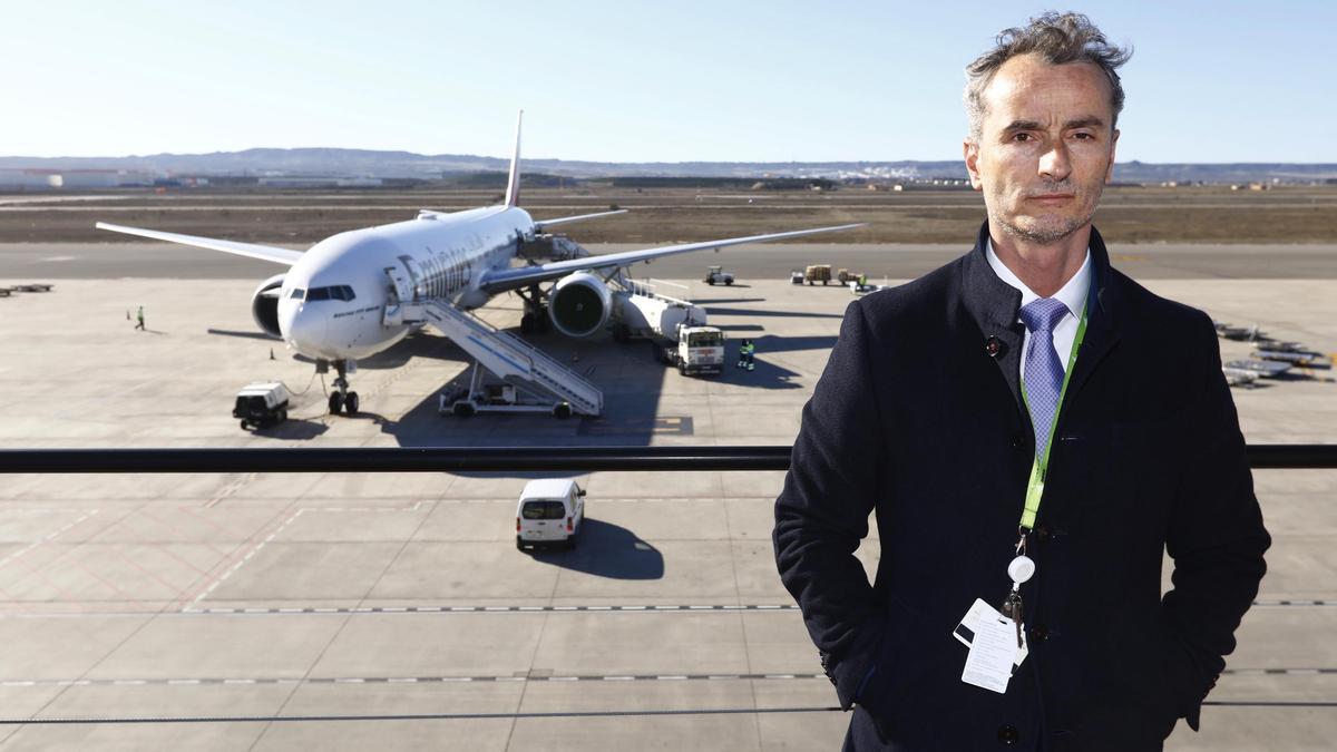 Marcos Díaz, director del aeropuerto de Zaragoza, con un avión de Fly Emirates durante una operación de carga, este lunes.