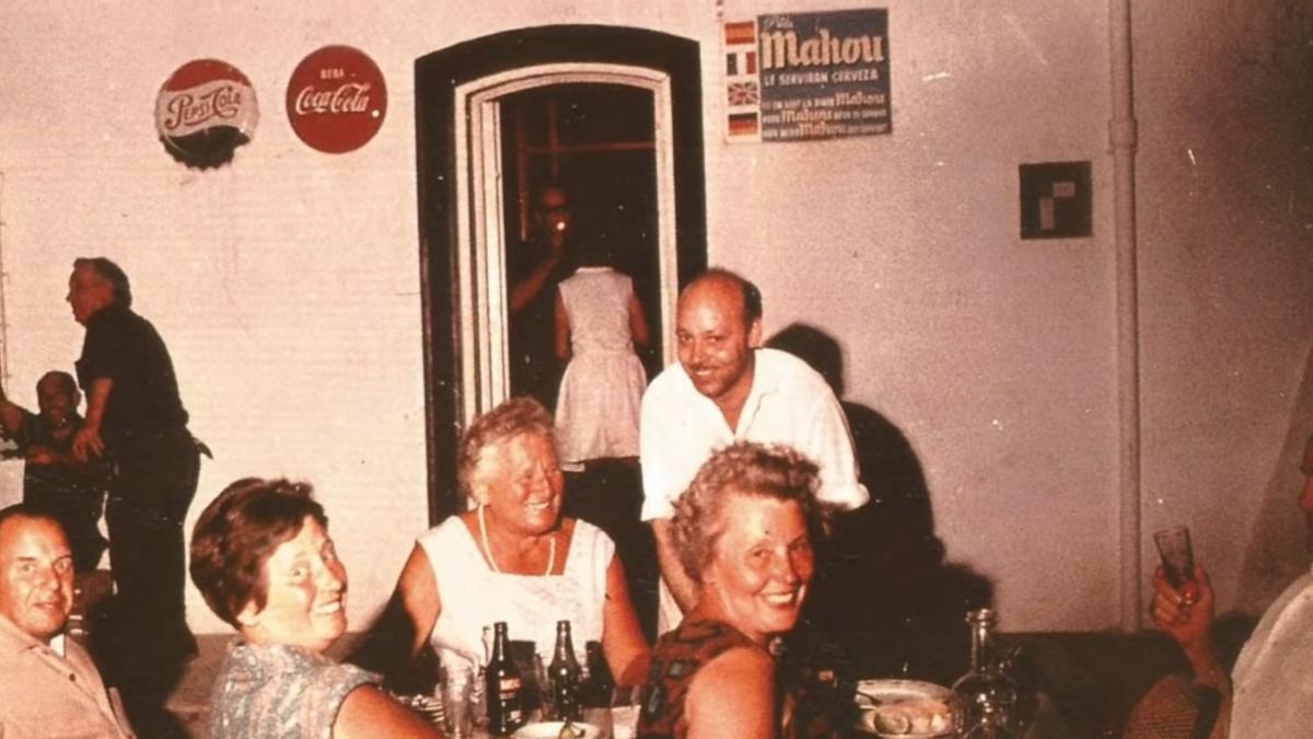 Antonio Cabrera &quot;El Malcriat&quot; con unos clientes extranjeros en el bar del barrio marinero de Baix la Mar