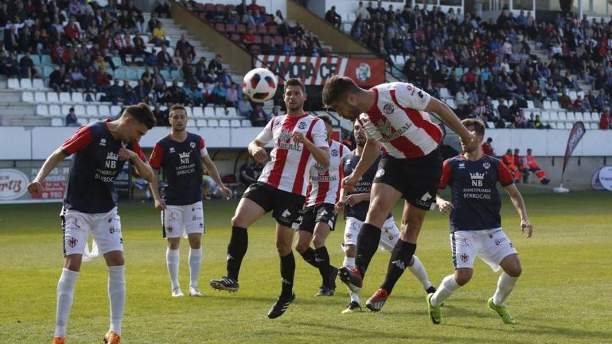 Varios jugadores del zamora atacan un balón aéreo