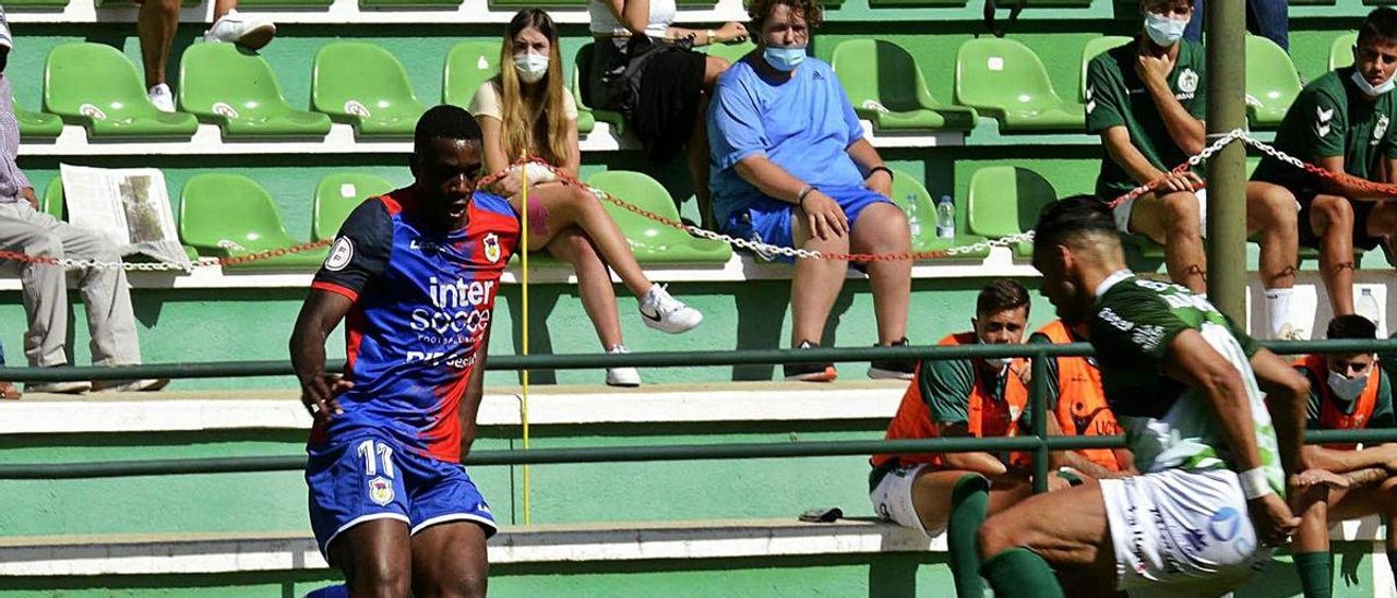 Dorian controla el balón ante un jugador del Coruxo. | Área 11