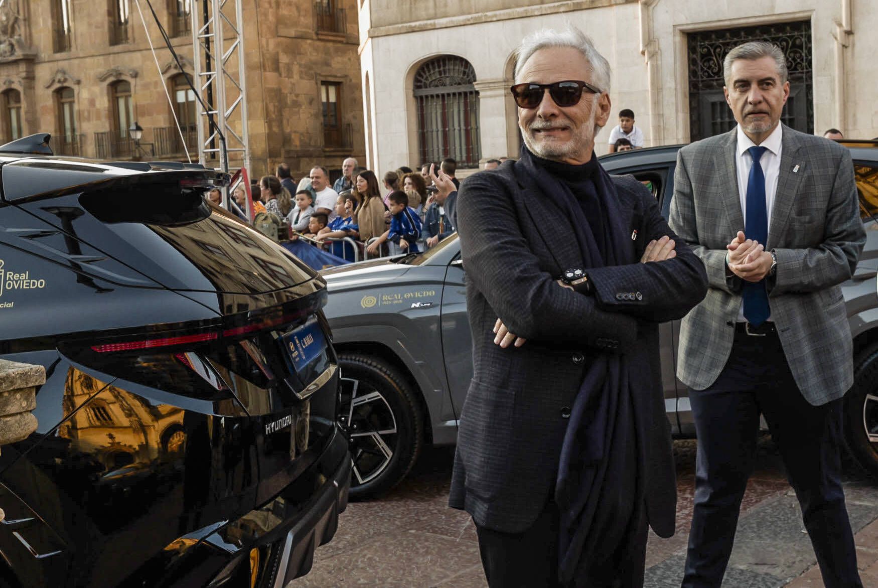 Locura azul en Oviedo: así fue la entrega de los nuevos coches a la plantilla en la plaza de la Catedral