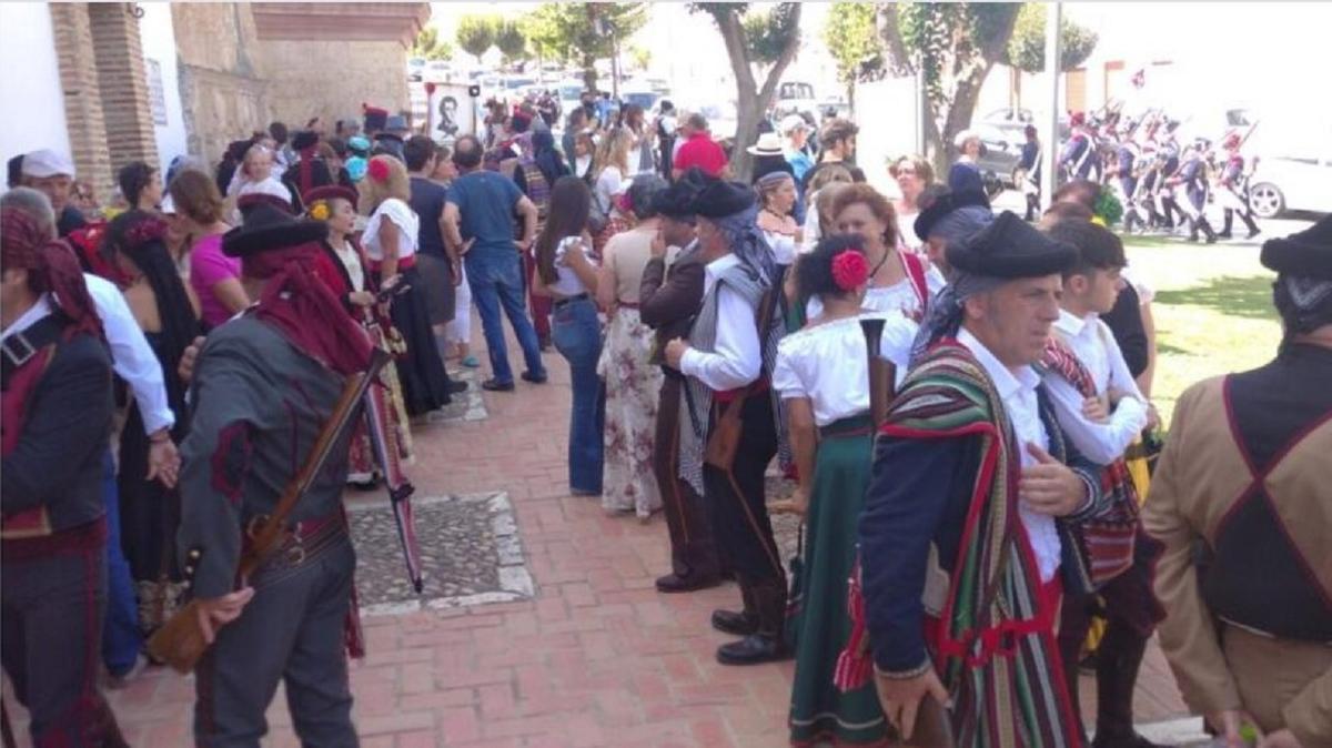Vecinos de Alameda caracterizados de bandoleros.