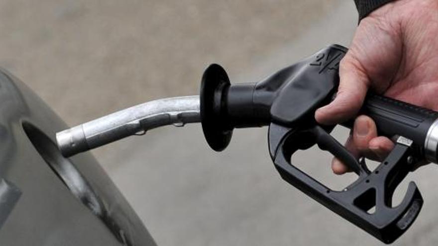 Un hombre reposta su tanque de combustible.