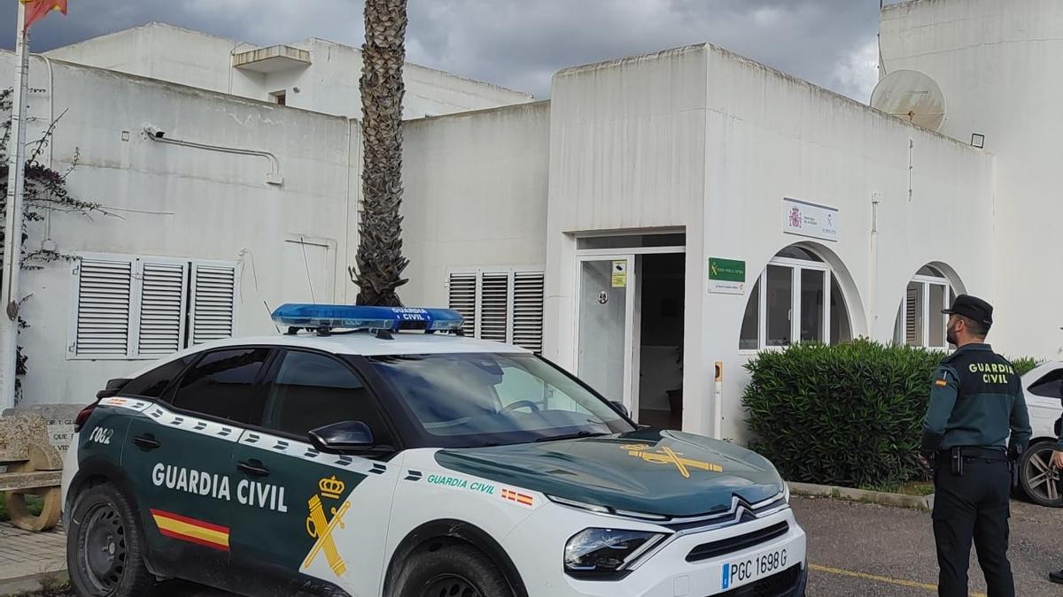 Un agente de la Guardia Civl en Ibiza.