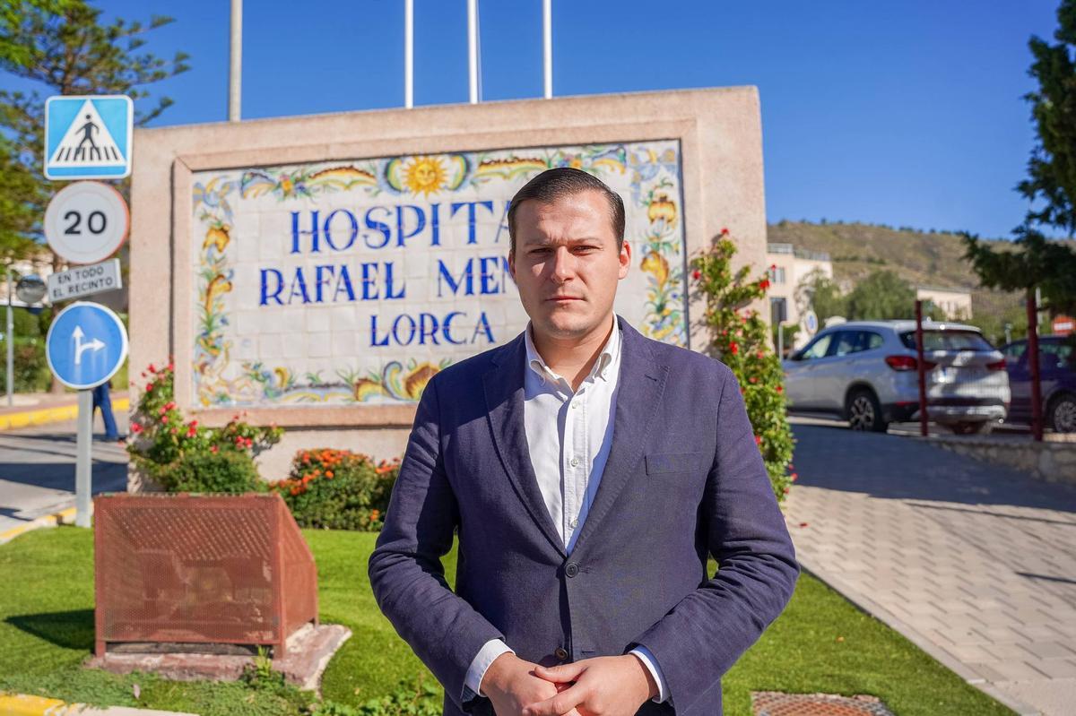 Ignacio Arcas, diputado regional de Vox, en la entrada al Hospital Rafael Méndez de Lorca.