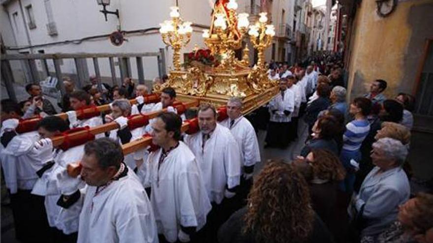 Más de un millar de vecinos se suma a la procesión de la patrona