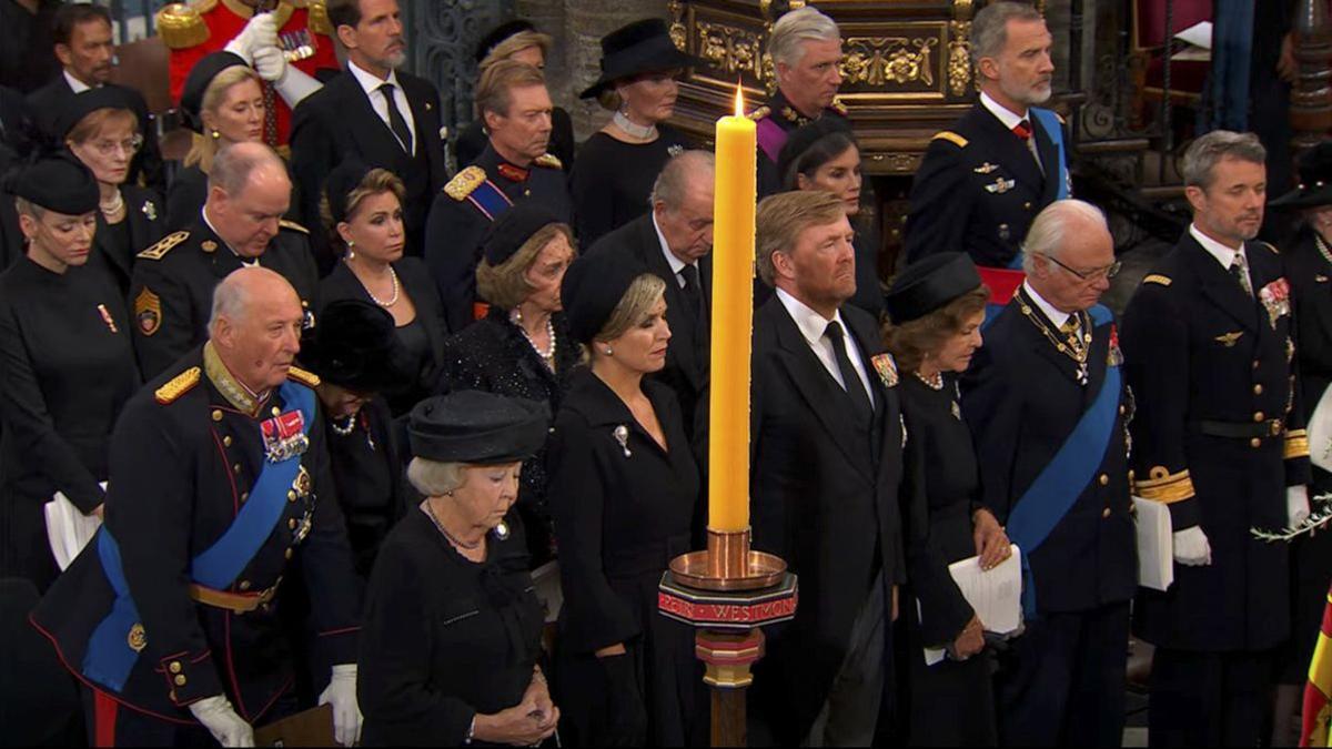 Los reyes de España, Felipe VI y Letizia, junto al emérito en la Abadía de Westminster.