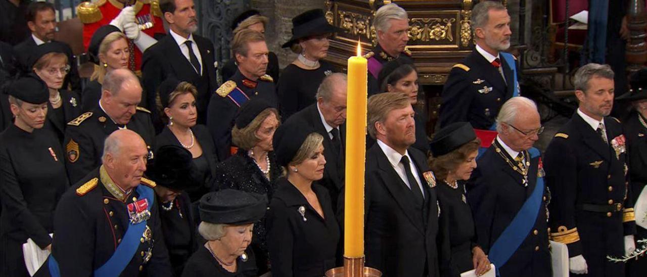 Los reyes de España, Felipe VI y Letizia, junto al emérito en la Abadía de Westminster.