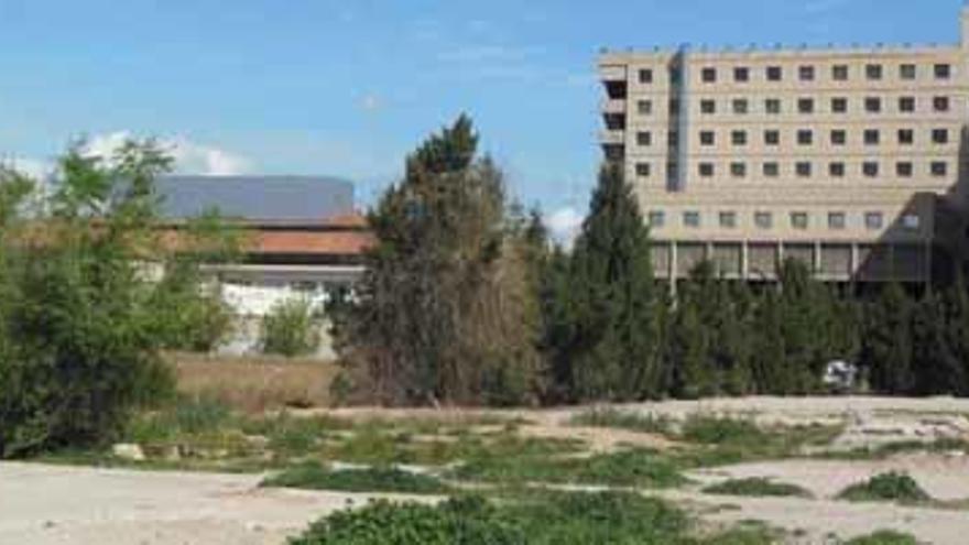 Acondicionan el solar donde irán las aulas provisionales del colegio Santo Angel