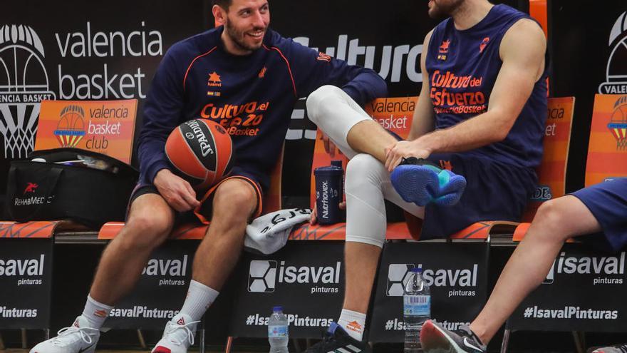 Van Rossom sonríe en el banquillo de La Fonteta.