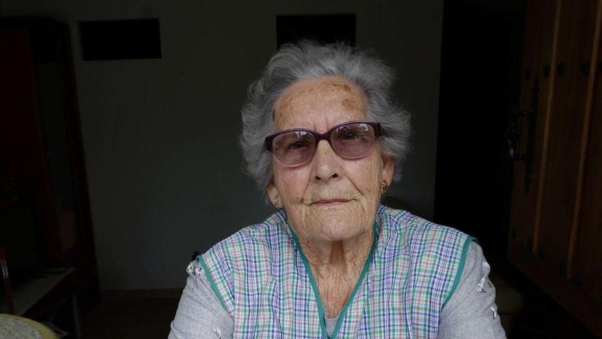 María del Carmen La Fuente,  a la puerta de su casa, en Roces de Limanes. | |