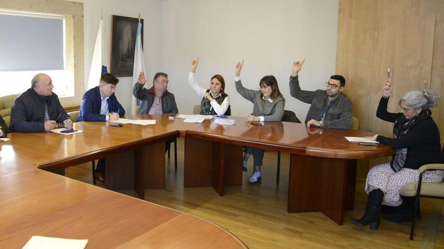 Calvo observa a la oposición en un pleno.