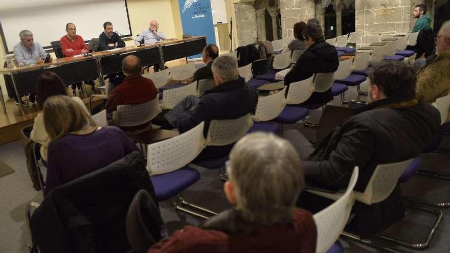 Luis García, coordinador del Club LA NUEVA ESPAÑA de Avilés; Diego Barceló; Jorge Álvarez Riera, y Celso Otero, ayer, durante la charla en el palacio de Valdecarzana.