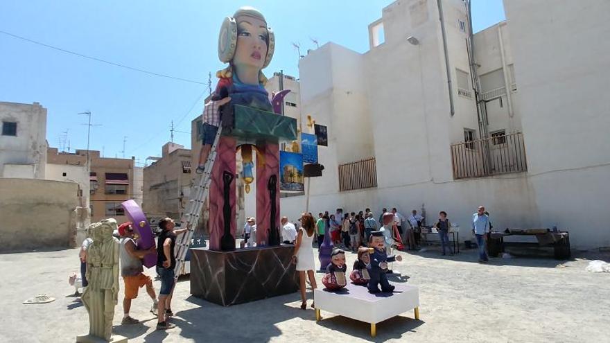 El Raval ya disfruta de sus fiestas de Hogueras