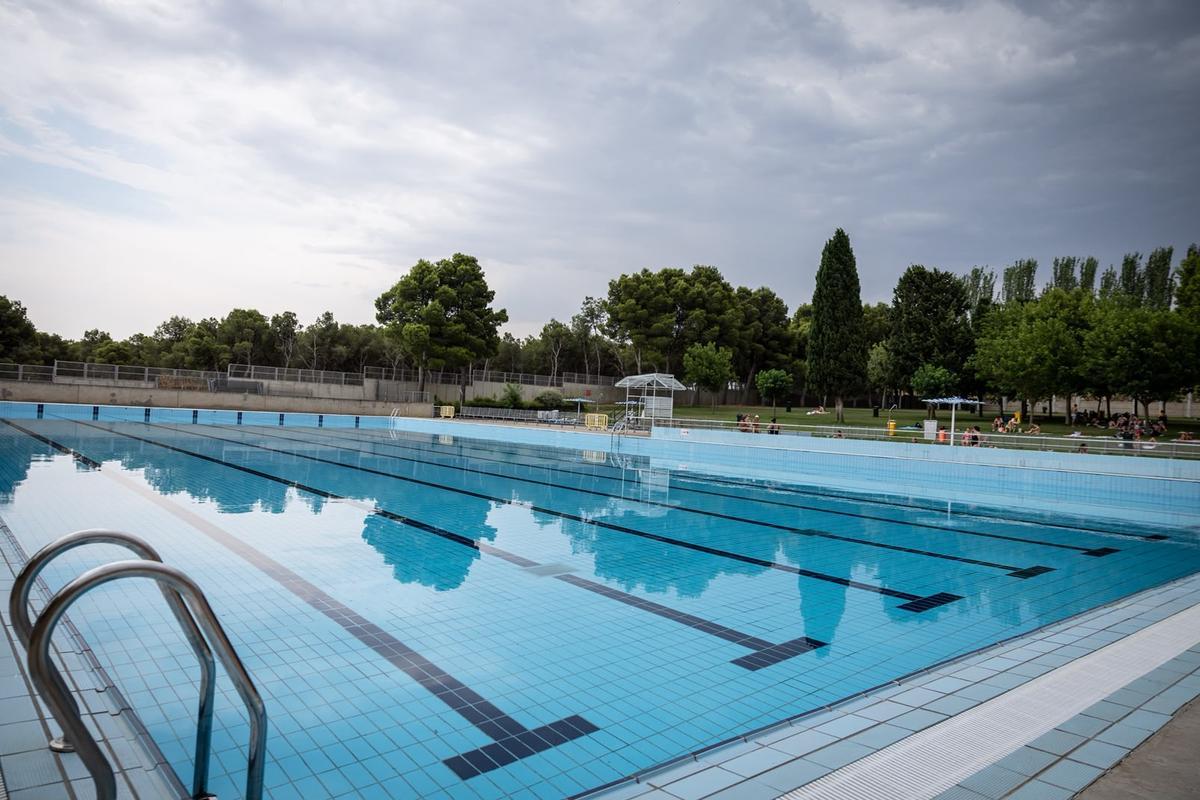 La piscina de Torrero, este jueves, llena de nuevo.