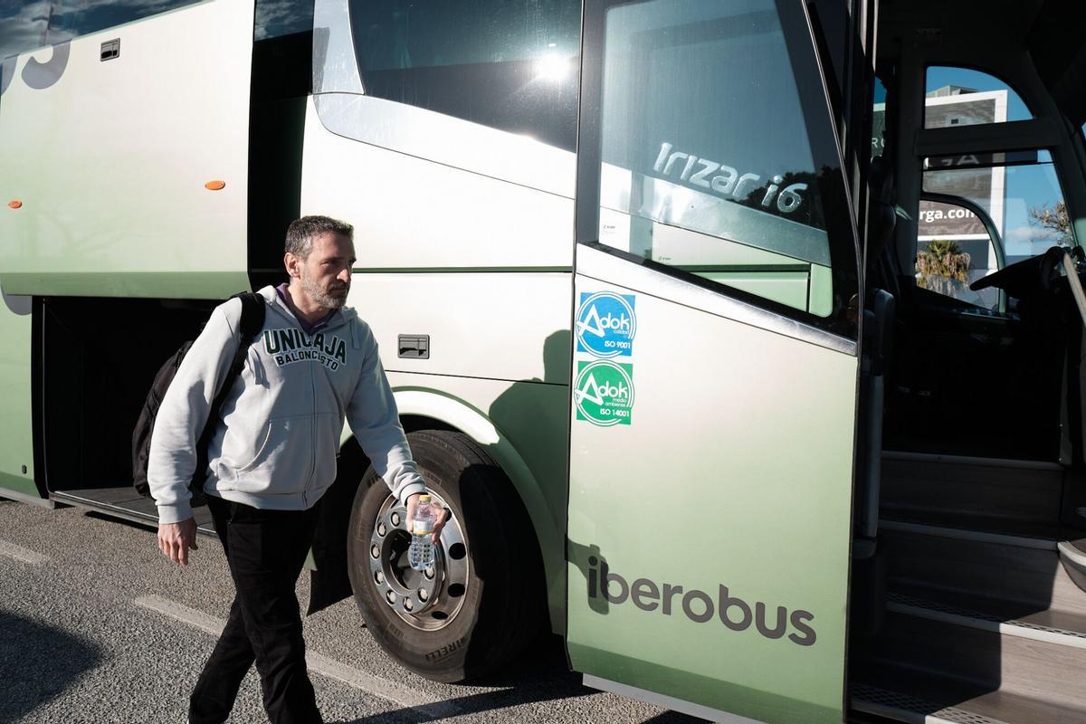 Ibon Navarro se sube al autobús.