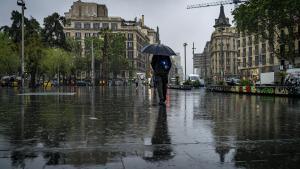La lluvia azota la ciudad de Barcelona este lunes
