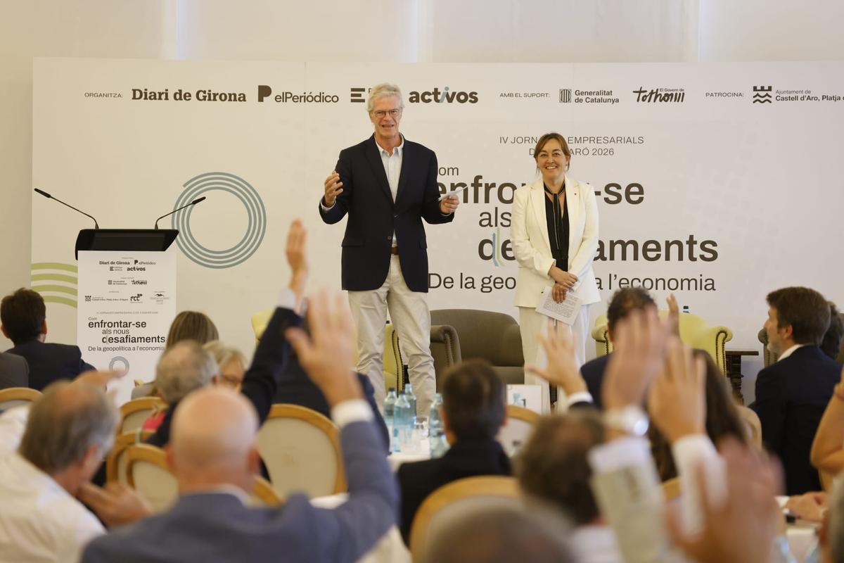 La consellera de Territori, Sívia Paneque, junto al periodista Martí Saballs, en el cierre de la jornada.