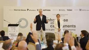 La consellera de Territori, Sívia Paneque, junto al periodista Martí Saballs, en el cierre de la jornada.