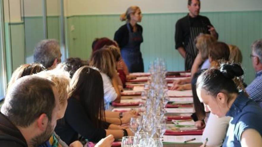 Els cuiners reben instruccions de Jordi Tomàs i Ada Parellada