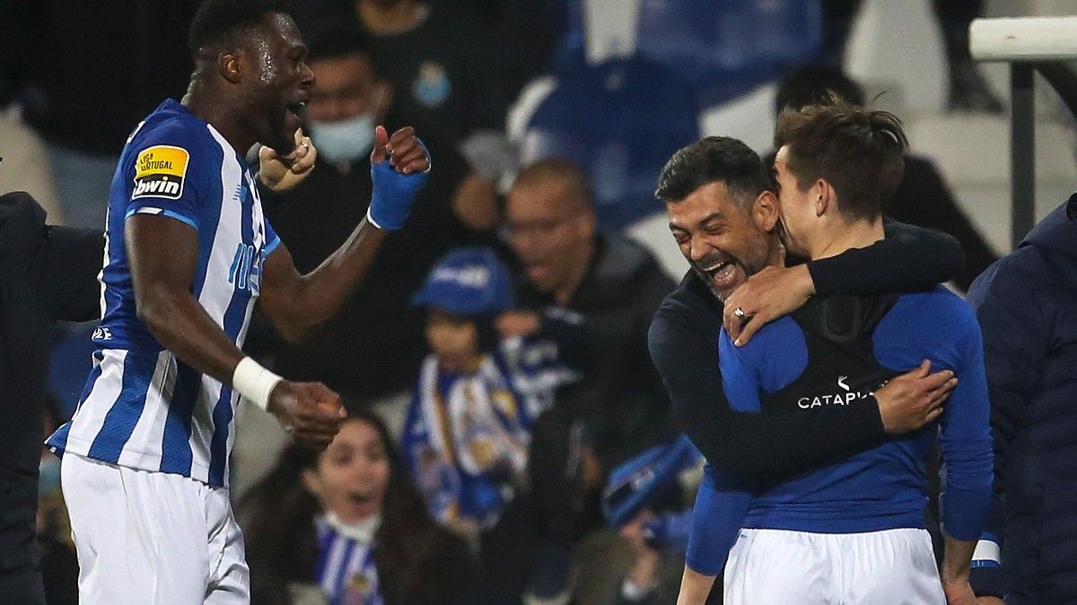 Sérgio Conceiçao se fundió en un emotivo abrazo con su hijo tras el gol de la victoria