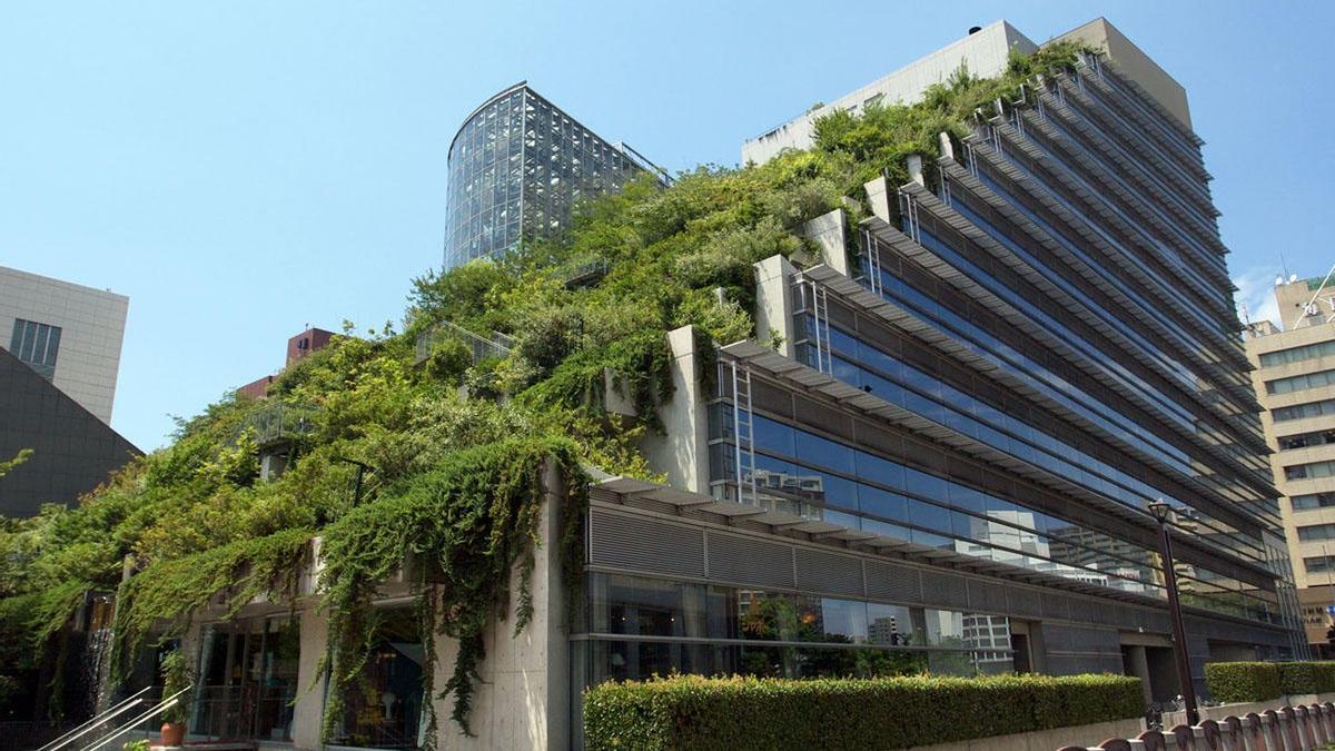 Edificio en Japón con terrazas ajardinadas.