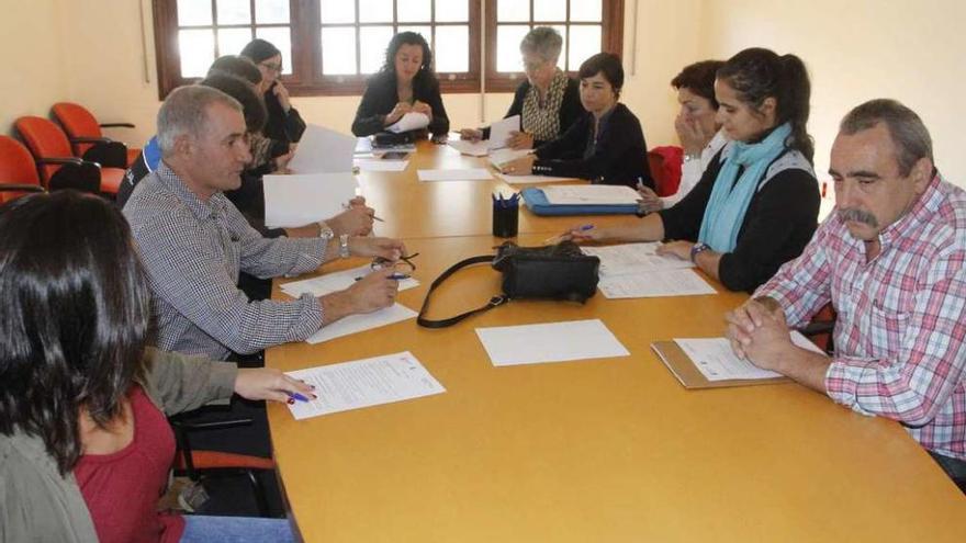 Reunión de la Mesa contra la Violencia de Género, ayer en Marín. // Santos Álvarez