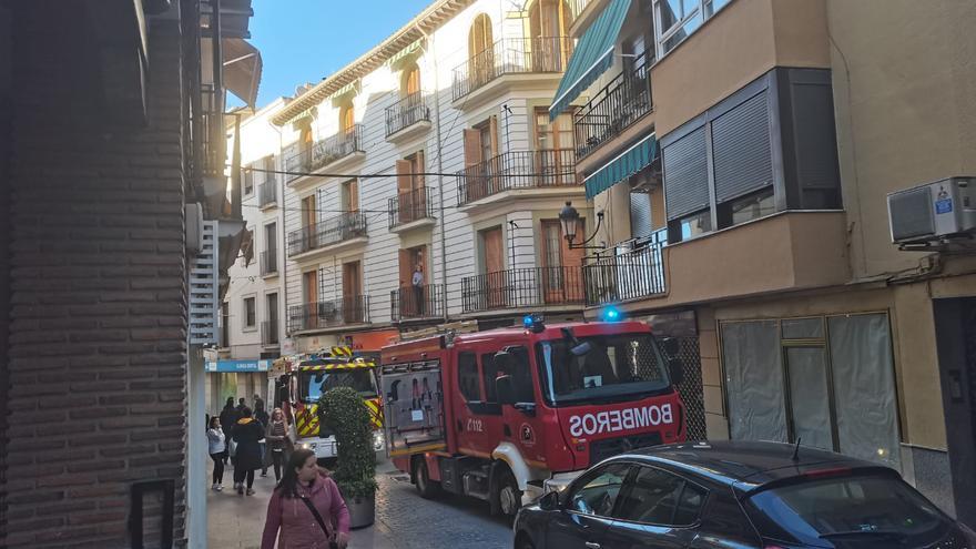 Arde mobiliario y un sofá en un edificio de la calle Huertas de Lucena