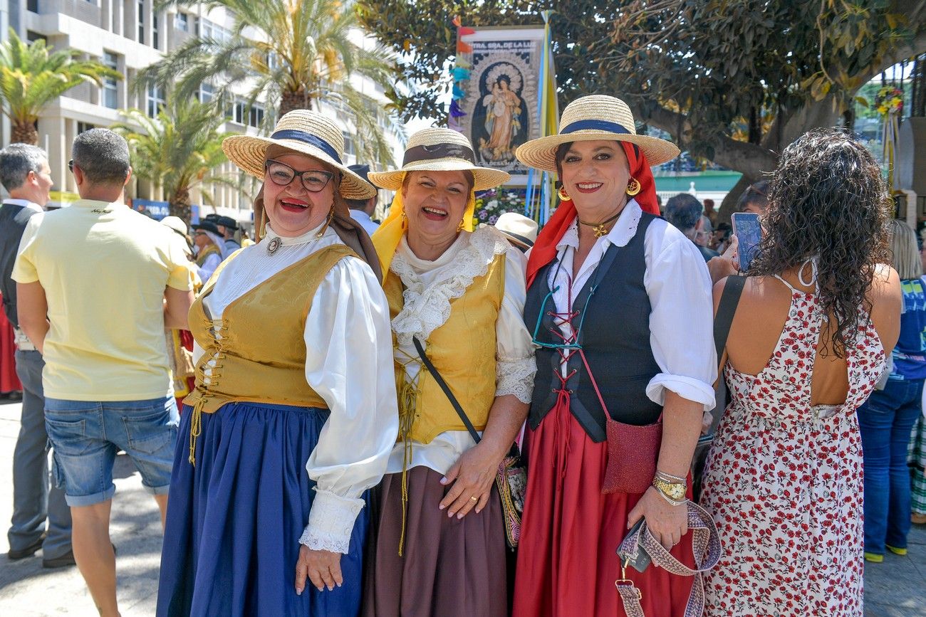 Una romería con bikini en Las Palmas de Gran Canaria