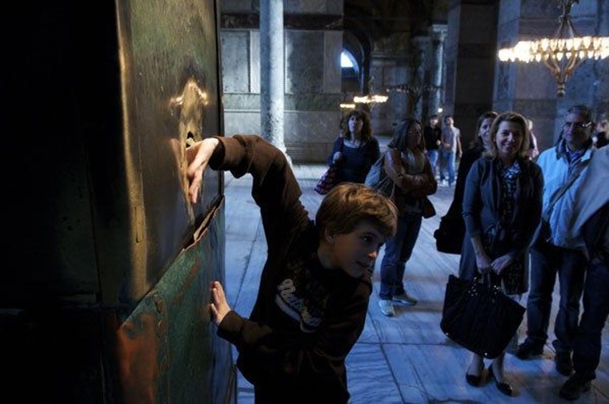 LA COLUMNA DE LOS DESEOS
La basílica de Santa Sofía, construida por Justiniano en el año 537,