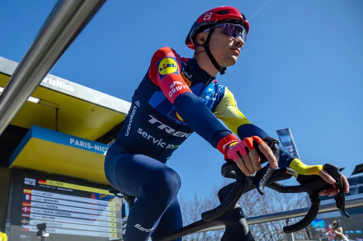 Juan Ayuso, nuevo líder de la París Niza tras su gran crono por equipos con el Lidl-Trek.