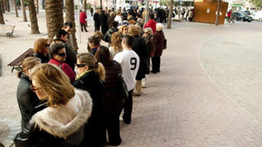 Las largas colas que se registraron ayer en la plaza Juan XXIII reflejan el interés que despiertan las chirigotas