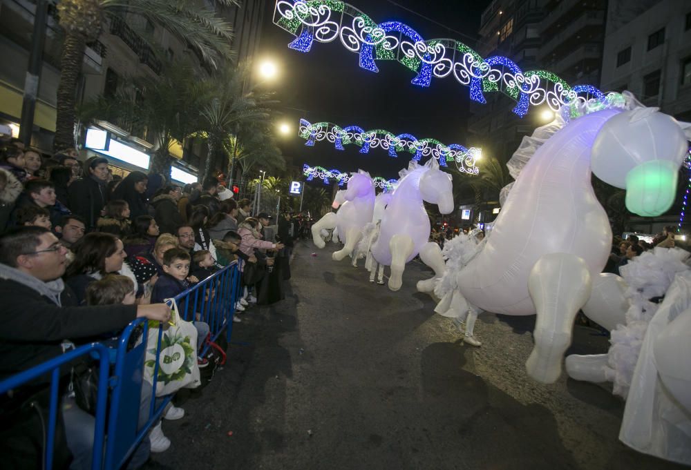 Los Reyes Magos reparten ilusión por la ciudad de Alicante.