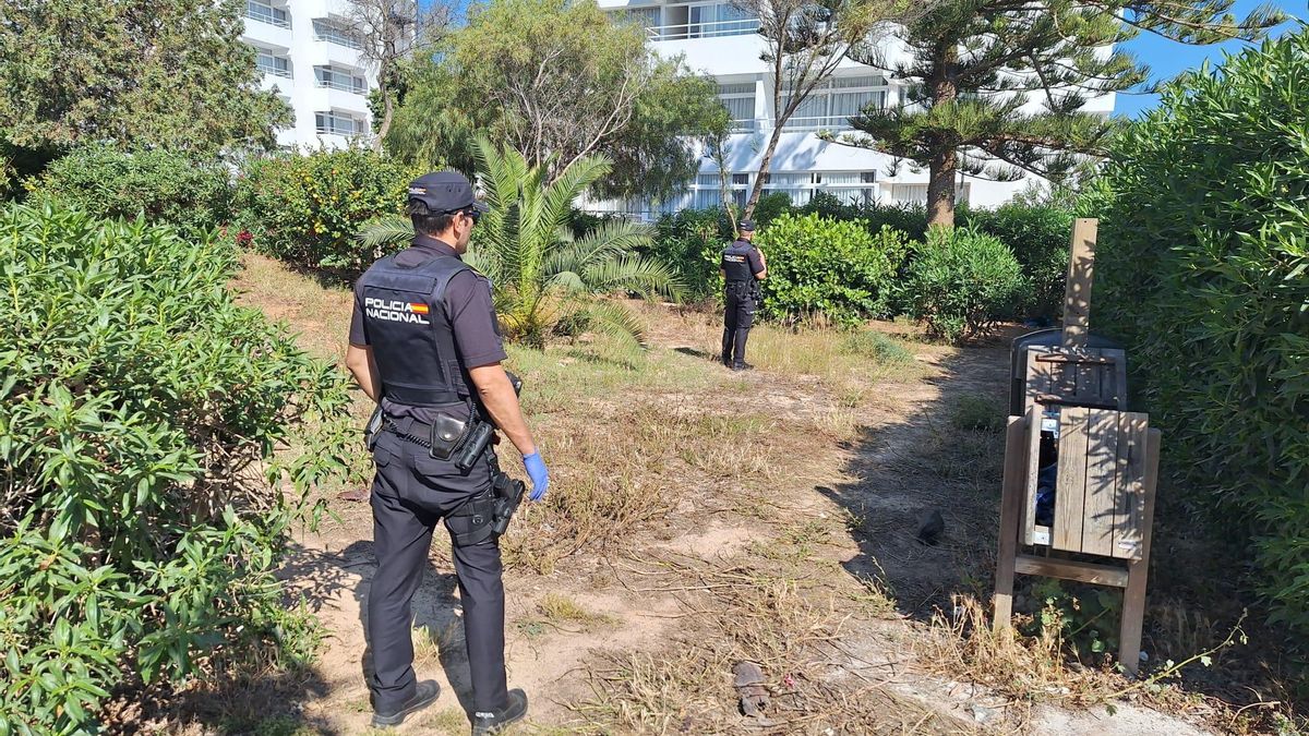 Los agentes, custodiando el cuerpo hasta la llegada de Pompas Fúnebres