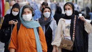 Mujeres iranís protegidas por mascarillas en las calles de Teherán.