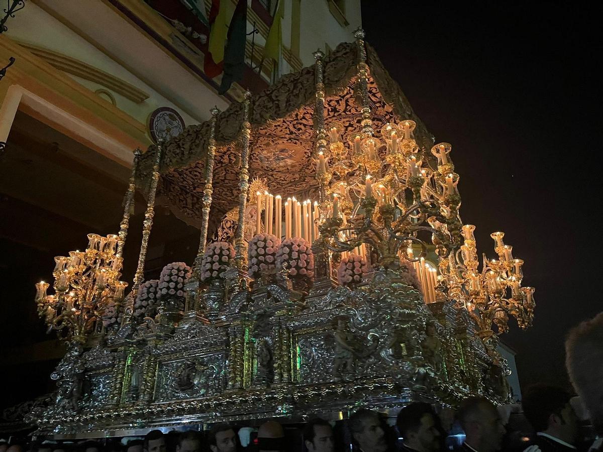 Lateral del trono de la Virgen de los Dolores de la Expiración en la pasada Semana Santa.