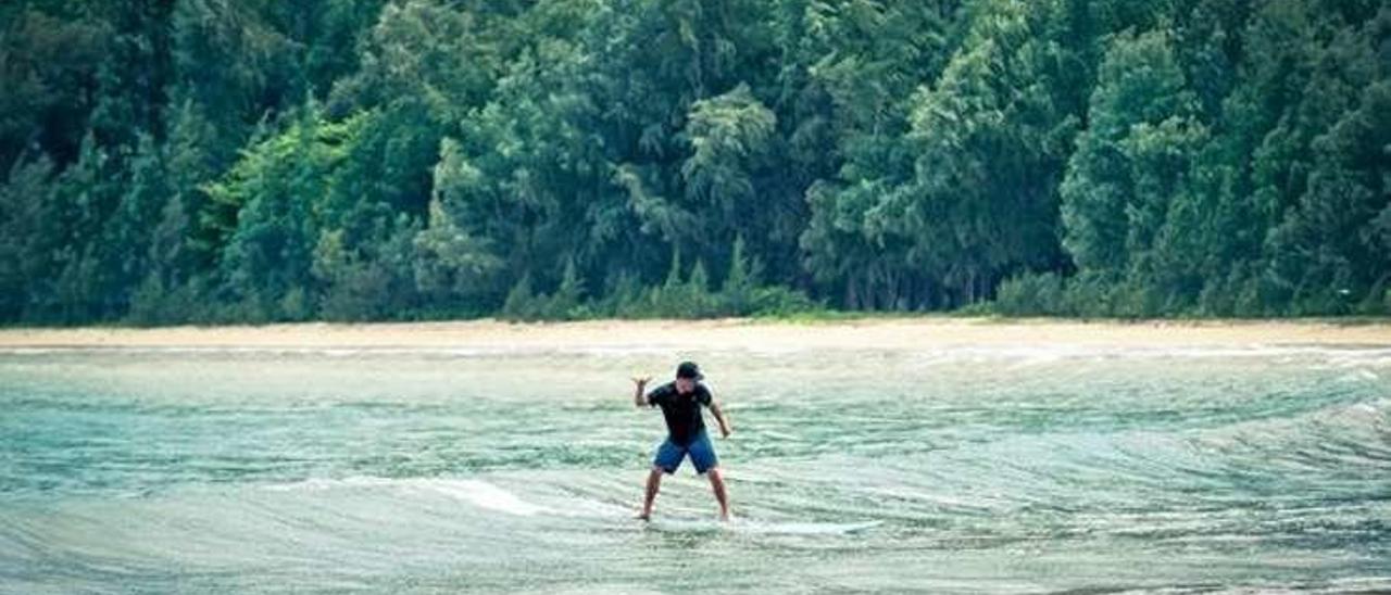 Tom Anderson, surfeando.