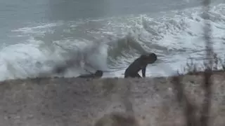 Inmigrantes llegan a la playa del Tarajal, Ceuta, nadando