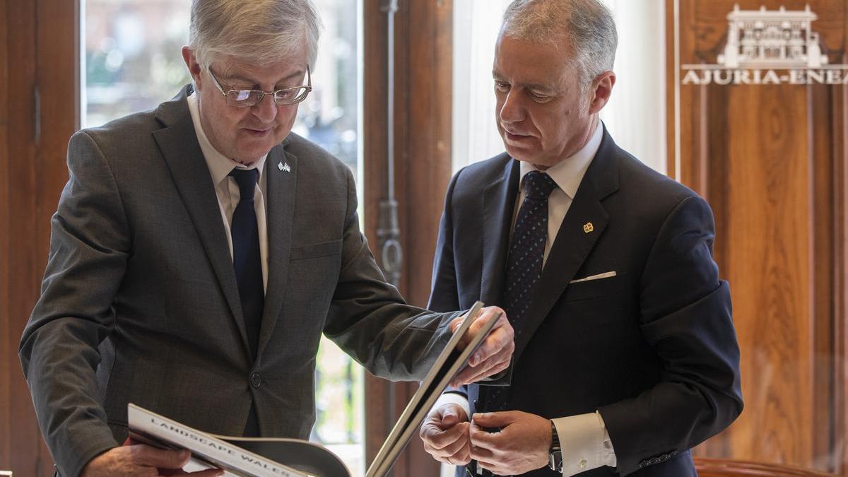 El ministro principal de Gales, Mark Drakeford (i), encabeza este miércoles una delegación de este país británico que visita Euskadi, que se ha reunido con el lehendakari, Iñigo Urkullu (d), en el palacio Ajuria Enea.