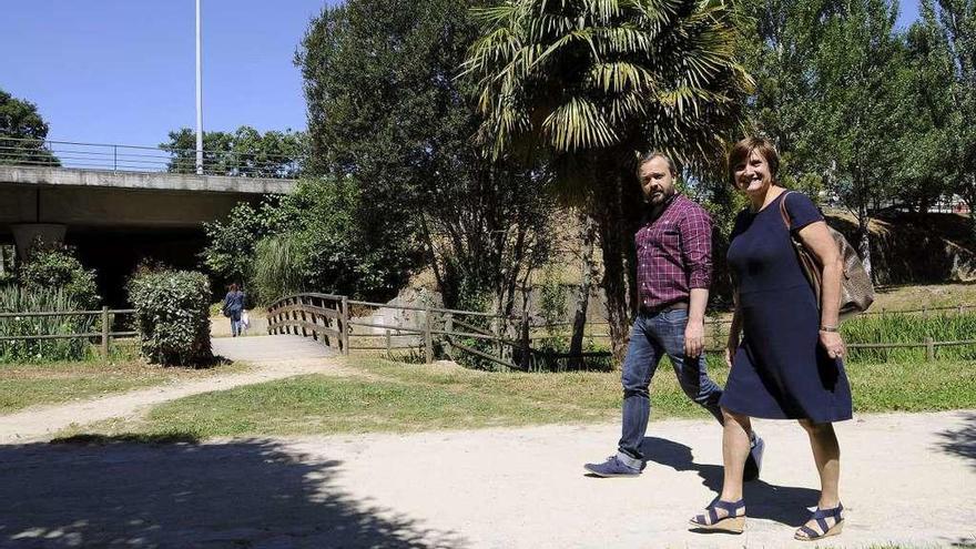Rafael Cuiña y Celia Alonso, ayer, durante la visita al espacio fluvial. // Bernabé/Javier Lalín
