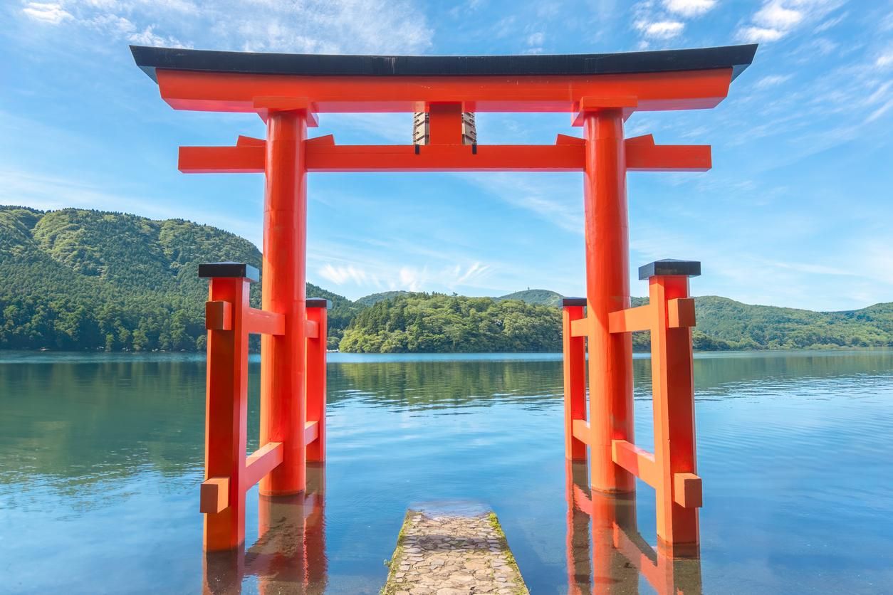 Puerta Torii del santuario Hakone en el lago Ashi.