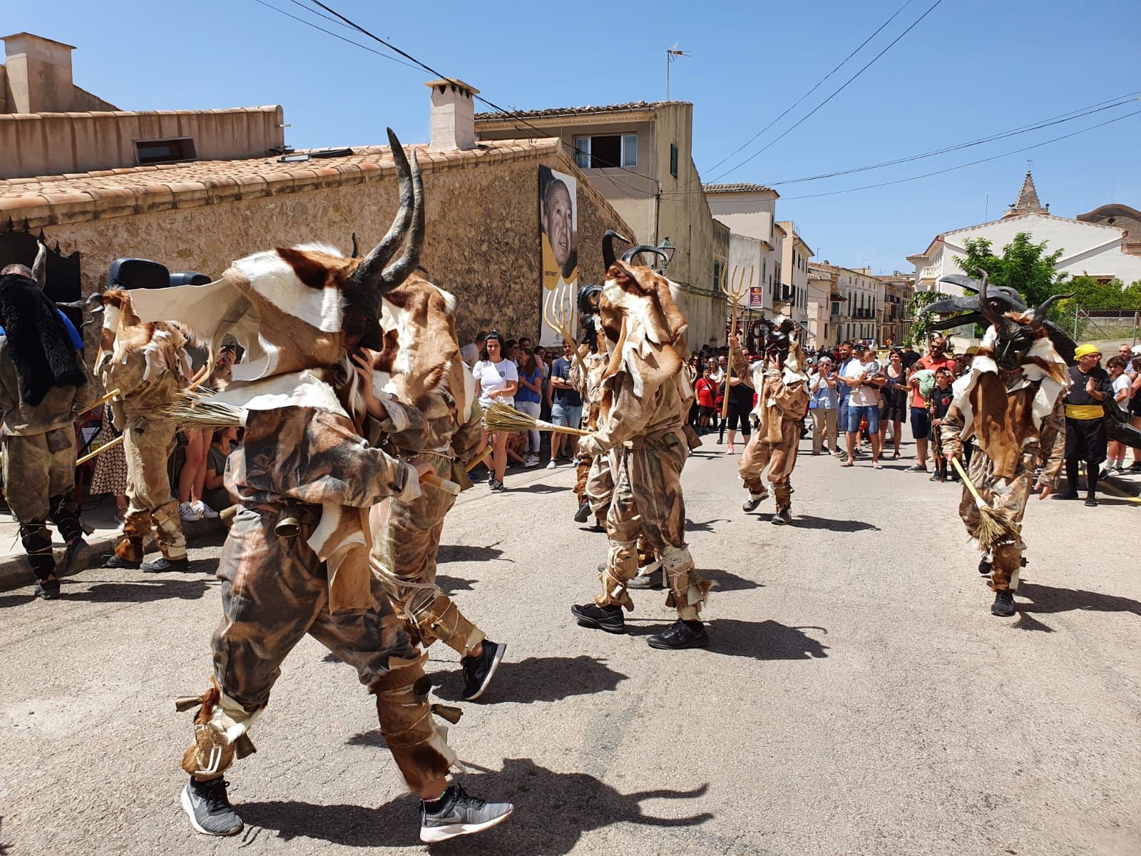 Tributo a Carles Costa en Sant Joan con una ‘trobada de dimonis’