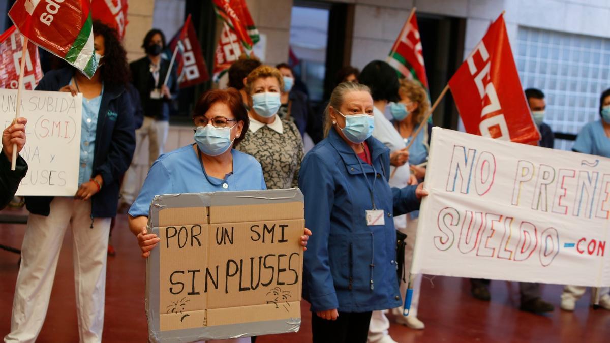 Trabajadoras de la limpieza del Hospital Reina Sofia se concentran para reclamar derechos salariales